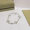 Bracelet de créateur classique de luxe Bracelet de trèfle à feuilles Chaîne de créateur Coquille en or 18 carats pour fille de mariage Fête des mères Bijoux de mode Cadeau pour femme