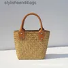 Totes handgjorda vävda handhållna kvinnors väska fashionabla och eleganta handhållna lilla strandanläggning bagstylisheendibags