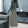 Grundlegende Freizeitkleider Rhombisches Strickkleid Herbst Winter Neuer langärmliger Rundhals-Spleiß-Pullover in mittlerer Länge mit Taille Kollektion Mode YQ240110