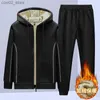 Tute da uomo 2023 Moda in lana d'agnello Set da corsa Jogging Sport Giacca in pile con cappuccio + pantaloni Pelliccia calda all'interno Addensare Tuta antivento Q230110