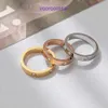 Luxurys designare av högsta kvalitet ringer Carter Women Minimalist Korean Version Titanium Steel Couple Ring som förlorar pigmentmatchning med originalbox