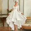 Abito da sposa vintage alto basso a linea maniche lunghe scollo a V Abiti da sposa in raso Applicazioni in pizzo avorio Corto davanti Abiti da sposa semplici 2024