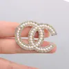 Marka tasarımcısı Lady Brooches Luxurys Desinger Jewelry Unisex Çift Mektup Rhinestone İnci Broşlar Pin Giyim Dekorasyon Takı Aksesuarları