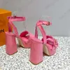 Designers sandaler kvinnor designer skor mode spänne dekoration rosa patent läder höga klackade skor 35-41 med lådplattform klackar ankel wrap rom sandal
