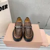 Fashionabla läderplattform loafers stil retro små läderskor Ett par college stil ensamstående kvinnors skor