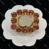 Złoto plisowane pinki projektanta listy broszki moda słynna kobietę litera perłowa kryształowy kombinezon broszka biżuteria z pudełkiem na prezent