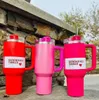 DHL Navio dos EUA Cosmo Pink Parade 40oz Quencher H2.0 Copos Tumblers com tampas de alça de silicone e palha Presentes do Dia dos Namorados Canecas de carro GG0119