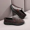 Moda Scarpe da uomo casual in pelle marrone Scarpe da uomo slip-on stile Inghilterra Mocassini da uomo originali antiscivolo da esterno