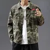 Män kamouflage denim jacka smal fit camo jean jackor för man lastbil ytterkläder kappstorlek s3xl stänger av 240109