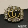 Elegante placcato oro designer di marca lettere spilla moda donne famose lega lettera perla cristallo strass vestito pin gioielli5