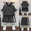 服は子供たちの夏の服の縞模様のパターン男の子Tshirtショートトラックスーツボーイカジュアルスタイル