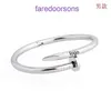 Carter Bracciali Bracciale da donna di design Acciaio al titanio Classico chiodo con diamanti con anello ornamentale a mano con apertura con fibbia nascosta Confezione regalo