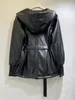 Designer 23ss etiqueta triangular pele feminina e pele falsa moda com capuz zíper cardigan casaco de couro preto com cinto de metal