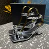 Patent läder sandaler lila kvinnors sommar fotled sandal designer skor kattunge häl lyxiga sexiga klänningskor öppna tå glider på läder övre ensam metallspänne