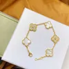 Van 4/quatro Cleef Leaf Clover Charm 6 cores pulseiras pulseira corrente 18k ouro ágata concha madrepérola para mulheres meninas joias de casamento presentes inteiros Dl0w