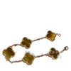 Bracciale di design Van Cl-Arp Quattro foglie di erba Cinque fiori Fritillaria naturale Placcatura spessa Giada rossa 18 carati Calcedonio Bianco Trasmissione dal vivo AL25