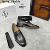 Berluti Business Leather Shoes Oxford Calfskin Handgjorda toppkvalitet Färg torkade ett steg Lefu med Metal Buckle Gentlemens Casualwq Dzts