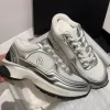 2024 Nya casualskor tyg mocka lyxiga kalvskinn laminerad vit silver designer vår och hösttränare populär kanal lady butik spets upshoe plattform sneaker