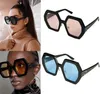 Femmes Polygonal Round Crame Sunglasses Designer Designer LETTRE LETTRE LETTRES DE HAUTE QUALITÉ ET LES LENSES résistantes UV400 avec Case Protect GG0772S