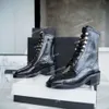 Designerschuhe Channel Martin Stiefel 23B Schwarz Weiß Schnürung aus bemaltem Kalbsleder Durchgefärbte Außensohle Leder mit doppelter Kante Modestiefel in Originalqualität