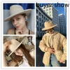 Fedora Hoed Vrouwen Winter Hoeden voor Vrouwen Lint Band Heren Hoed Brede Rand Klassiek Beige Bruiloft Kerk Bowler Cap chapeau femme 240110