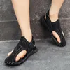 Sandaler hål ut män avslappnade sommarskor non-halp utomhus 2024 läder strand cool klassisk manlig bekväm loafers