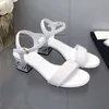 Designer-High-Heels, luxuriöse Damen-Sandalen, Metallic-Laminat-Leder, flache Sandale mit mittlerem Absatz, Sommer-Strand-Hochzeitsschuh, Kleid-Schuhe, Größe 35–41, mit Box-Knopf