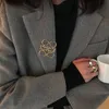 Spilla semplice con lettera Spilla Gioielli di design di lusso per le donne Spille in oro Mens Classic Brand Breastpin Sciarpa Abito da festa Ornamento5
