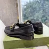 Zapatos de vestir Mocasines Zapato sin cordones Pisos de salón Calzado de fábrica Charol negro Delantal redondo Dedos del pie Diseñadores de lujo Letras de metal Logotipo Tacón bajo