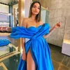 New Modern Blue Women Prom Dress 2024 Off spalla pieghe davanti Split Satin Evening Party Abiti di gala Compleanno Wear Robe De Soiree