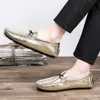 Moda ouro casual masculino couro elegante brilhante deslizamento-on homem mocassins na moda macio e confortável sapatos planos mocassins