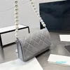Designer - Womens Classic Flap Pearl Chain Quilted Bags Carteira com hardware de metal prateado Crossbody Ombro Turn Lock Card
