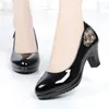 Kvinnor Fashion High Quality Black Patent Leather Spring Slip on Square Heel Shoes Lady Cool Autumn Sapatos Femininas B824 240110