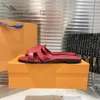 Luxury Slipper Slides Designer Kvinnor Sandaler Pool Kudde kudde klackar bomullstyg Casual tofflor Flat Comfort Mules Padded Front Strap Shoe