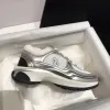 2024 Nya casualskor tyg mocka lyxiga kalvskinn laminerad vit silver designer vår och hösttränare populär kanal lady butik spets upshoe plattform sneaker