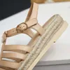 Novos Sandálias de Designer Sapatos Alpercatas Mulheres Slingback Borracha Solada Engrenagem Oca Baotou Senhoras Casual Aumentando Fivela Maré Romana Sandália de praia ao ar livre