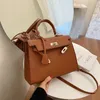 verkoop vrouwen schoudertas 6 kleuren eenvoudige en veelzijdige vaste kleur dik lederen handtas klassieke lychee handtassen elegante sfeer gouden buckle messenger tassen 8238