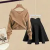 Большой женский весенний комплект, вязаный свитер с V-образным вырезом и крестиком, тонкая юбка-полузонтик из двух частей 240110