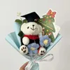 Anderes Kunsthandwerk Mini-Blumenstrauß Abschluss-Blumenstrauß Kawaii-Häkelblumen Dr. Bear-Blumenstrauß Geschenk Weihnachten Valentinstag Geschenke YQ240111