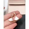 Desginer Bvlgary Versión alta v Pendientes de falda pequeña con diamantes llenos de oro Pendientes en forma de abanico de calcedonia roja Pendientes de concha blanca con incrustaciones de diamantes de lujo ligeros