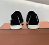 Tidig vår Nya avslappnade klänningsskor med guldspännen som dekorativ platt botten Bekväm promenadskor Designer Round Toe Lefu Shoes EU35-42 med låda