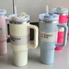 Tasses de créateurs 40oz, gobelets rose vif, tasses avec poignée, gobelets isolés, couvercles en paille, tasses Thermos à café en acier inoxydable