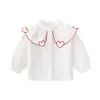 Les petites filles aiment la chemise de broderie de coeur en bas âge enfants falbala revers simple boutonnage à manches longues princesse hauts 2024 printemps enfants vêtements en coton Z6643