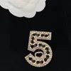 Nouvelle broche de mode pleine de diamants personnalité revers élégant polyvalent tempérament épingle pull accessoires or rouge perle diamant ruban laiton une broche 217