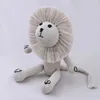 Andere kunsten en ambachten 11 inch gehaakte leeuw knuffel zacht gebreid speelgoed kamer decoratie emotie sussen voor baby kantoor ornament tas decors YQ240111