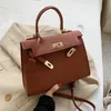 verkoop vrouwen schoudertas 6 kleuren eenvoudige en veelzijdige vaste kleur dik lederen handtas klassieke lychee handtassen elegante sfeer gouden buckle messenger tassen 8238