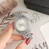 Märke Watches Women Lady Girl Diamond Crystal Big Letters Style Metal Steel Band Quartz Wrist Waight