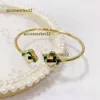 Bracelet Bracelets de charme Bracelet Boucles d'oreilles Collier de haute qualité Designer Fourleafc Lover Braceletl Uxury Ensemble de bijoux Pendentif Colliers Boucles d'oreilles Cadeau 2024