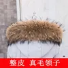 Berets Real Raccoon Fur Collar Chapéus Stripe Down Jacket Algodão Casaco Acessórios de Pele Poncho Feminino Inverno Cachecol