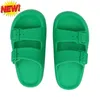 Designer Casual Platform Slides tofflor Män Kvinna Anti Slip slitstarkt lätt vikt Andningsbara låga mjuka sulor Sandaler Flat Summer Beach Slipper